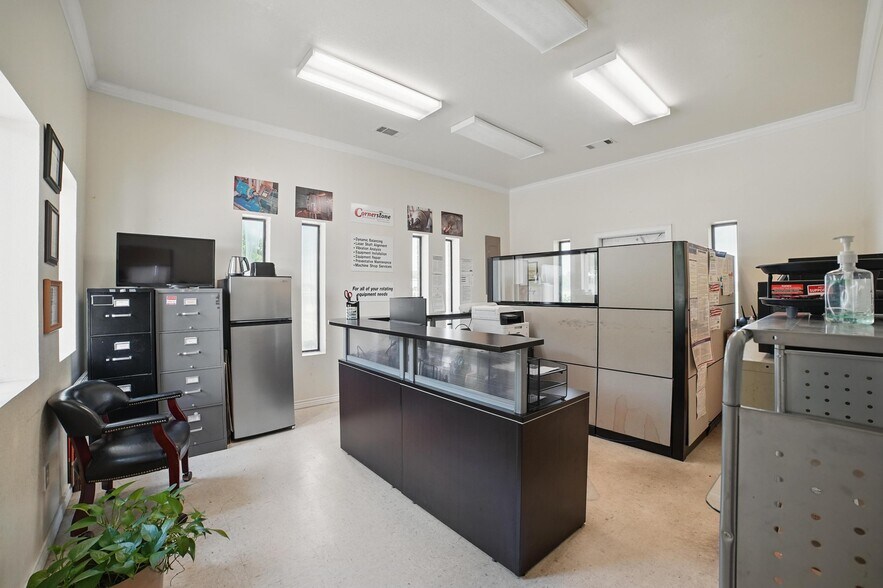 More Photos Of 610 W Simonds Rd, Seagoville Flex For Sale