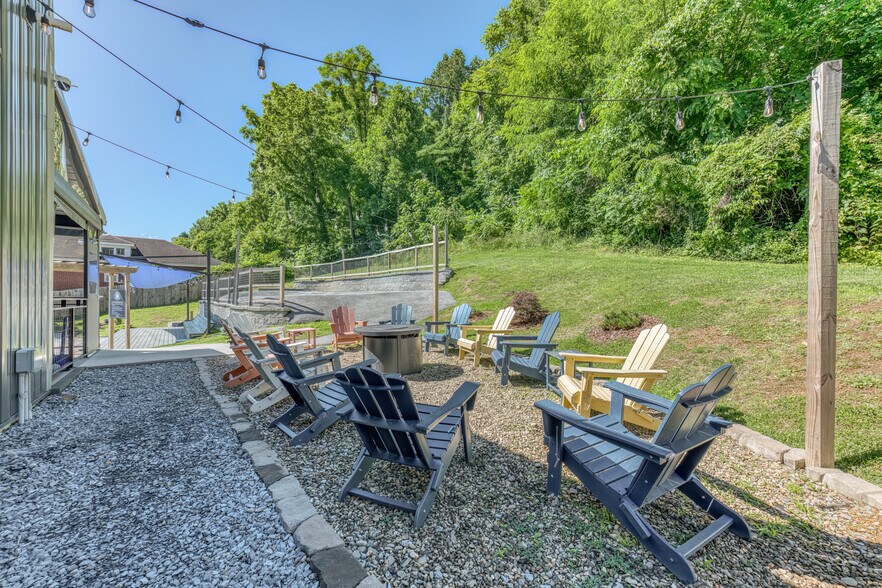 More Photos Of 640 E Maple St, Johnson City Bar For Sale