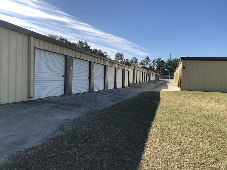 More Photos Of 130-218 Lakes Blvd, Lake Park Flex For Lease