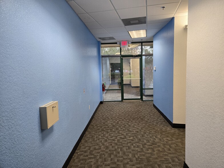 More Photos Of 6881 Kingspointe Pky, Orlando Flex For Lease