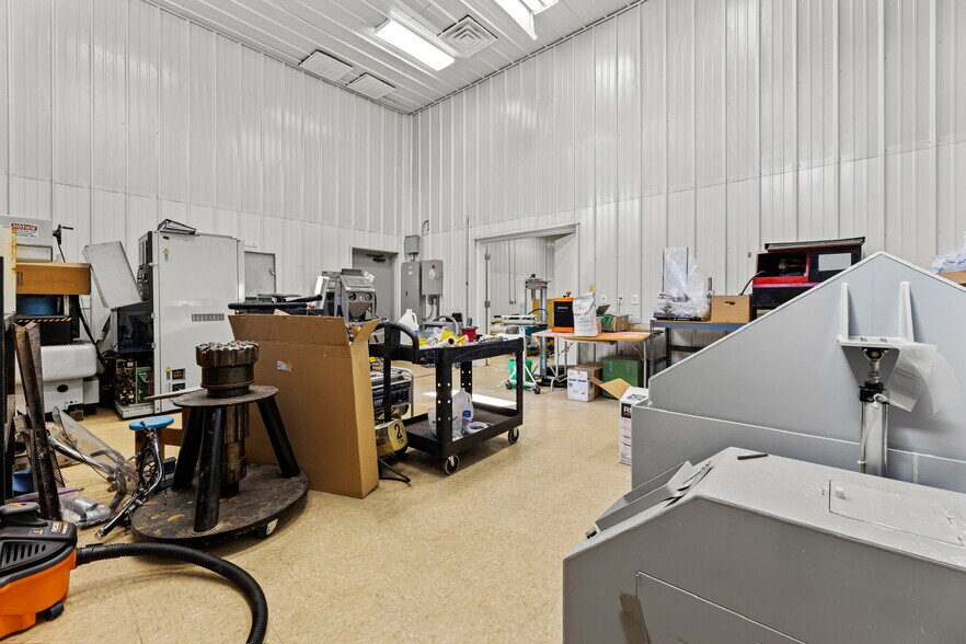 More Photos Of 1271 Rayford Bnd, Spring Light Manufacturing For Sale