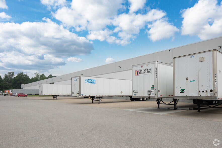 More Photos Of 1135-1147 Aviation Blvd, Hebron Warehouse For Lease