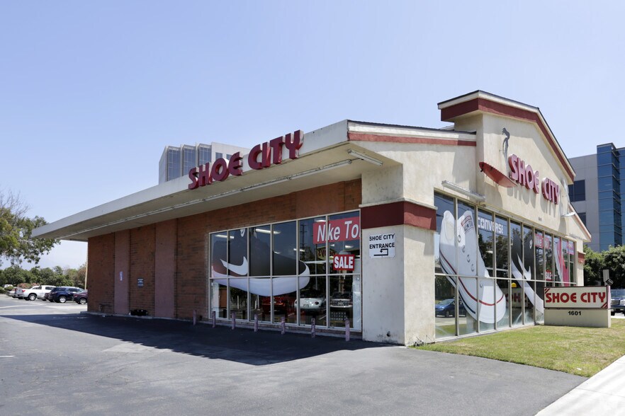Primary Photo Of 1601 N Tustin Ave, Santa Ana Freestanding For Lease