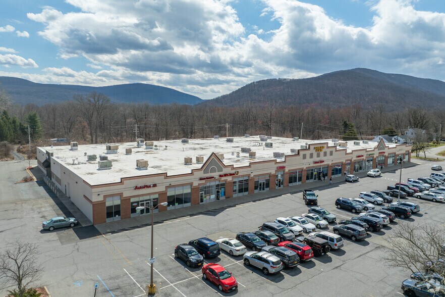 More Photos Of 982-986 Main St, Fishkill Unknown For Lease