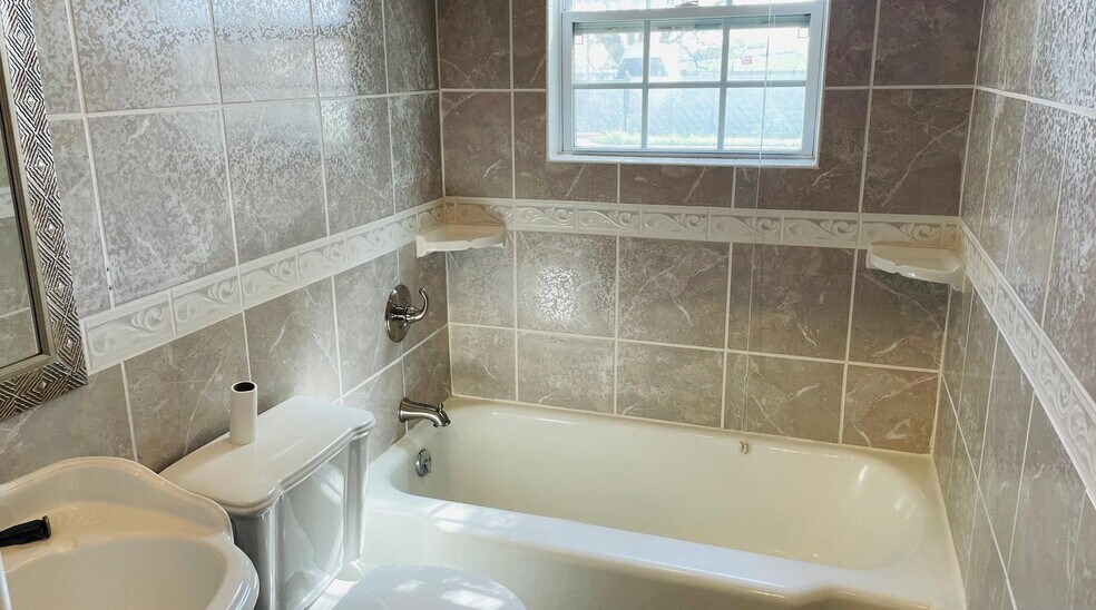 More Photos Of 1925 Hickory Dr, Haltom City Office Residential For Lease