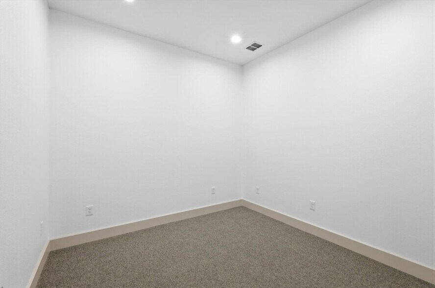 More Photos Of 203 E Debbie Ln, Mansfield Loft Creative Space For Lease