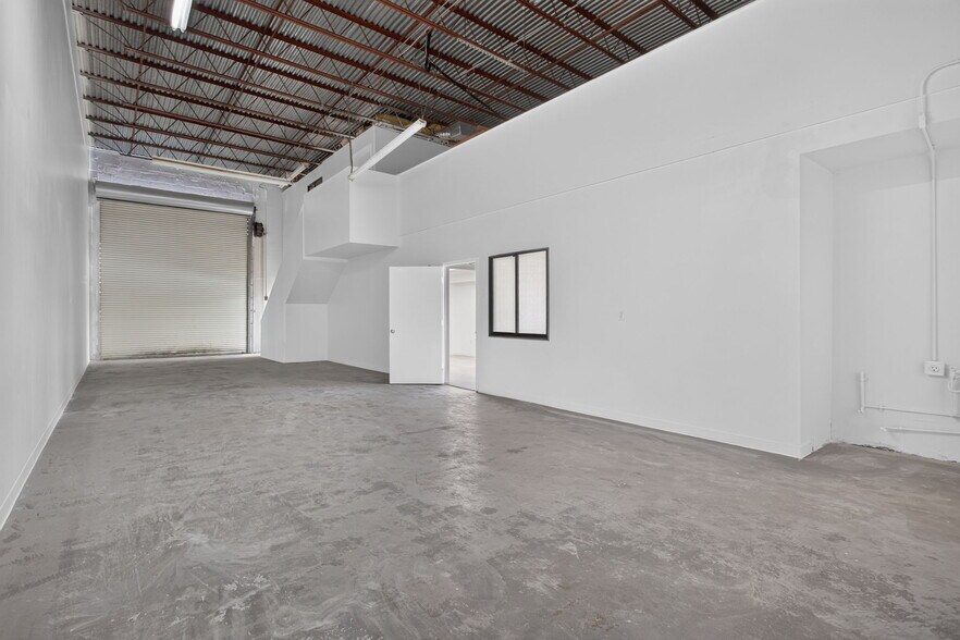 More Photos Of 4700-4712 NE 11th Ave, Oakland Park Warehouse For Lease