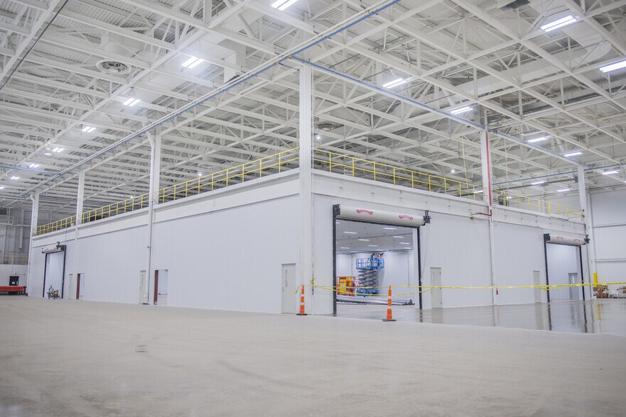 More Photos Of 927 N 19th Ave E, Newton Warehouse For Lease