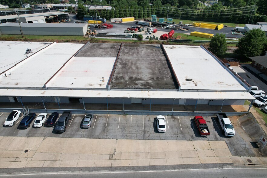 More Photos Of 108 Pennsylvania Ave, Greer Light Distribution For Lease