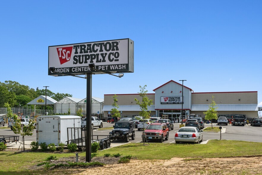 More Photos Of 1122 W Barnes Crossing Rd, Tupelo Freestanding For Sale