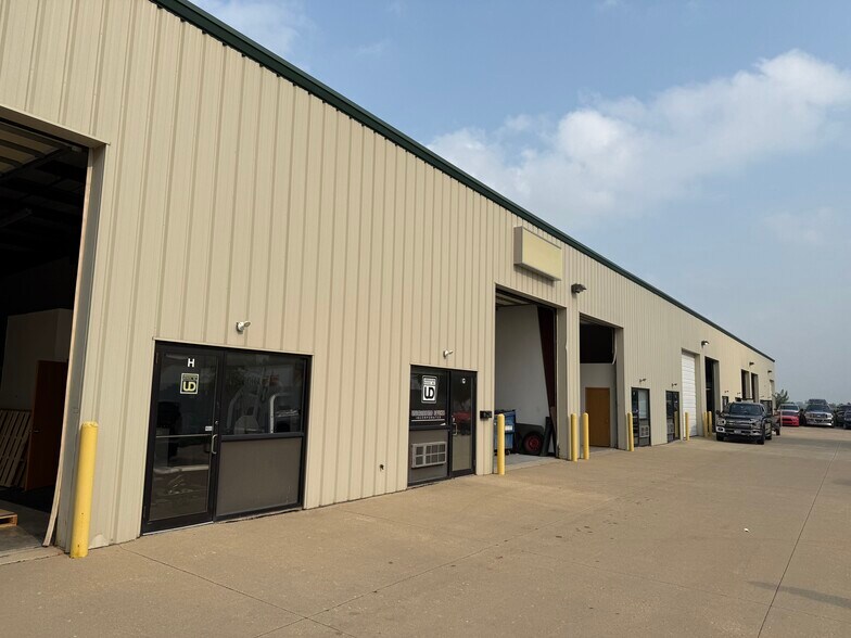 More Photos Of 181 Commercial Dr, Yorkville Warehouse For Lease