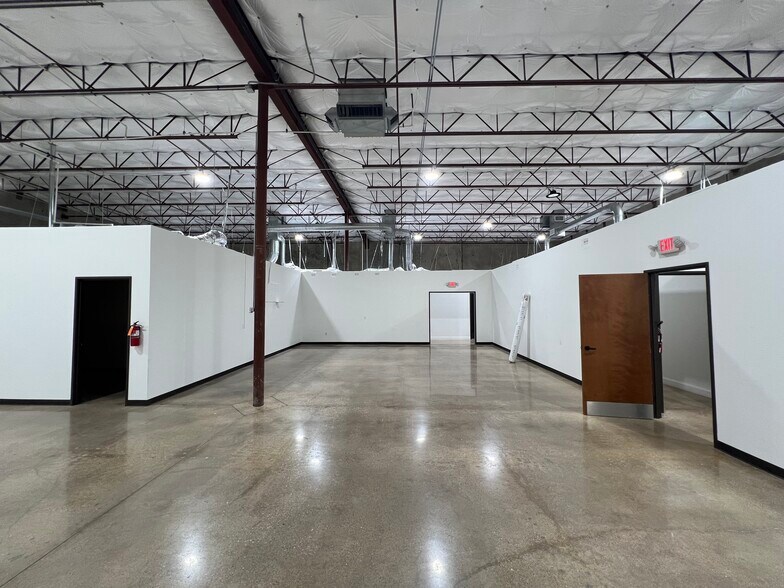 More Photos Of 10939 Shady Trl, Dallas Distribution For Lease