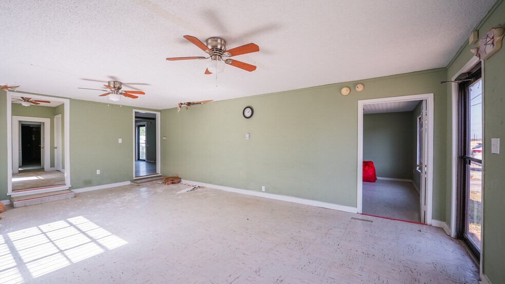 More Photos Of 7050 US Highway 87, San Antonio Freestanding For Sale