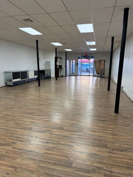 More Photos Of 409-411 W Chickasha Ave, Chickasha Storefront Retail Office For Lease