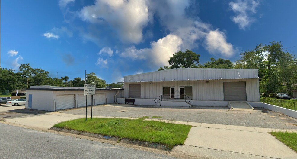 More Photos Of 1417 W Cervantes St, Pensacola Showroom For Lease