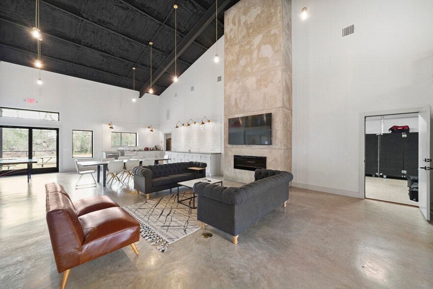 More Photos Of 12726 Moon Rd, Willis Loft Creative Space For Lease