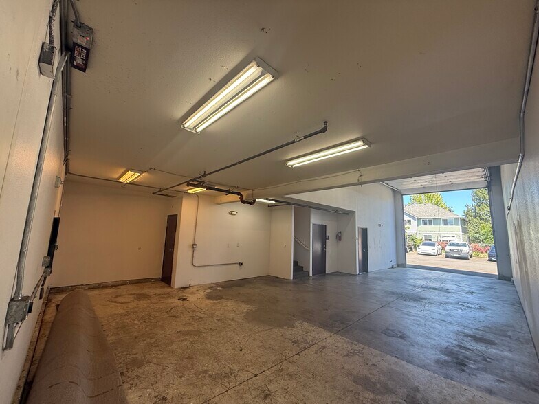More Photos Of 2819-2827 SE 75th Ave, Hillsboro Light Distribution For Lease