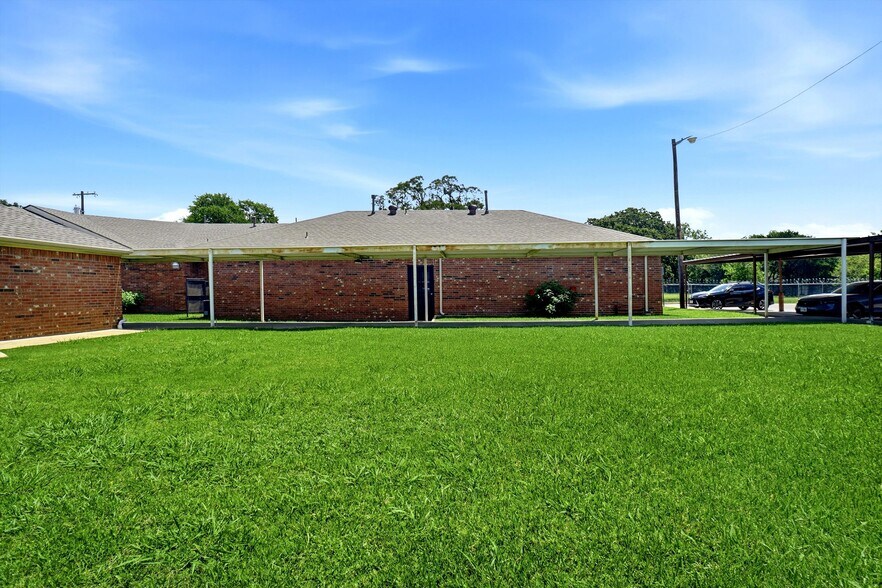 More Photos Of 8202 Elam Rd, Dallas Medical For Lease
