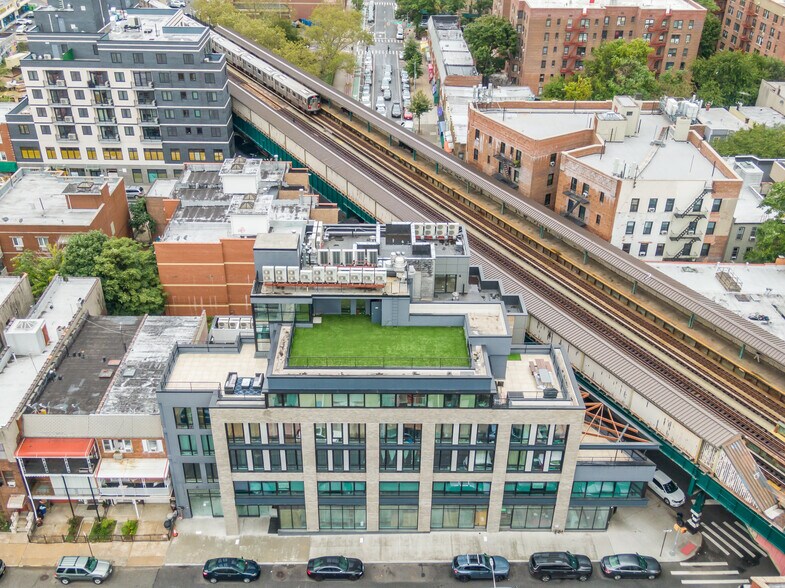 Primary Photo Of 5222 Roosevelt Ave, Woodside Apartments For Lease