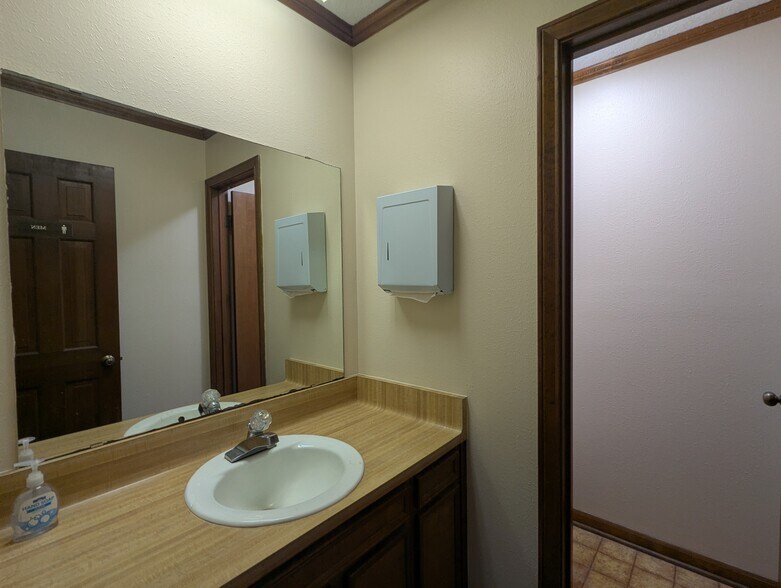 More Photos Of 8141 Gladys Ave, Beaumont Office For Lease