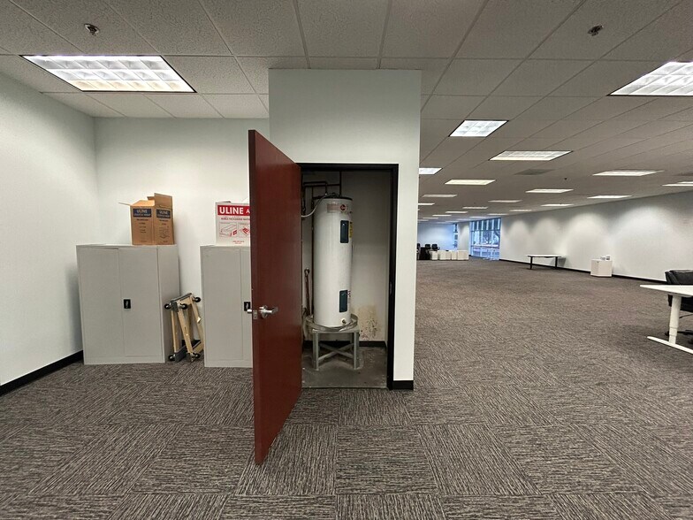 More Photos Of 4343 W Royal Ln, Irving Warehouse For Lease