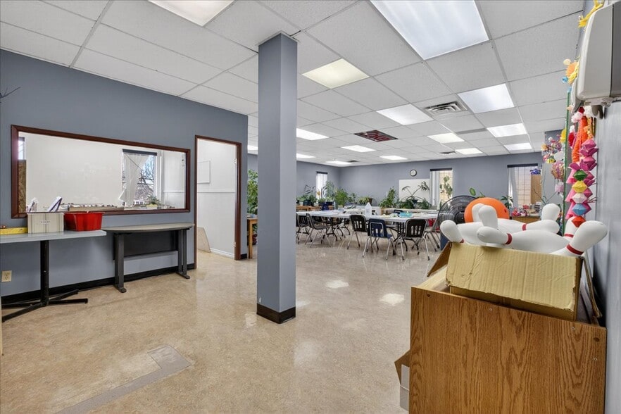 More Photos Of 11831 123 St NW, Edmonton Office For Sale