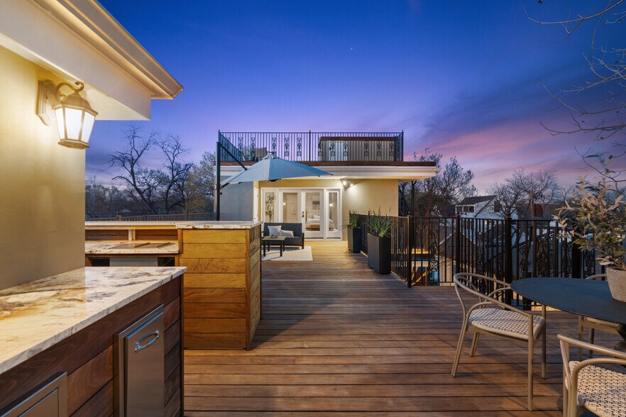 More Photos Of 1810 W 35th St, Austin Specialty For Sale
