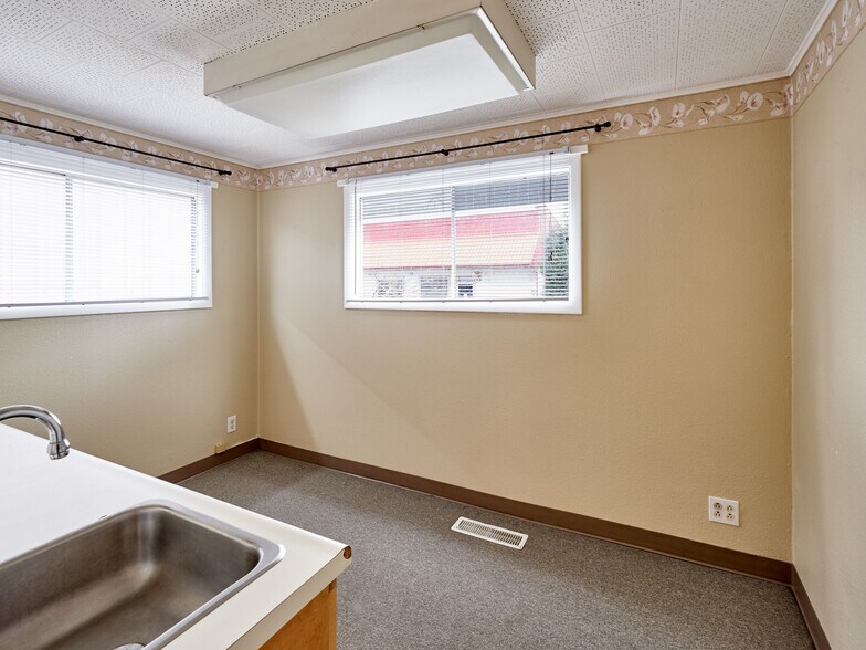 More Photos Of 122 Engle Ave, Molalla Office Residential For Sale