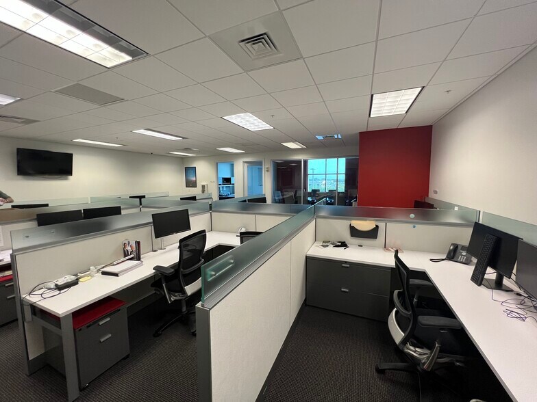 More Photos Of 999 Vanderbilt Beach Rd, Naples Office For Lease