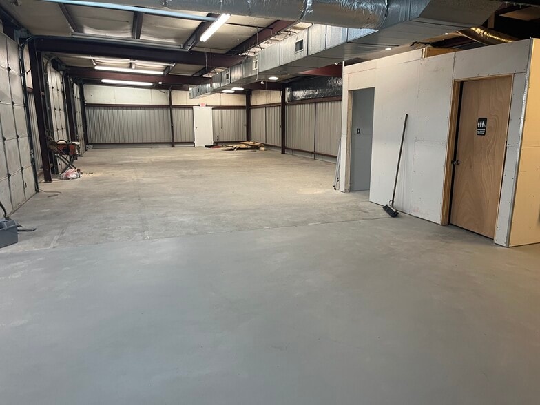 More Photos Of 11565 Memorial Parkway Pkwy, Huntsville Flex For Lease