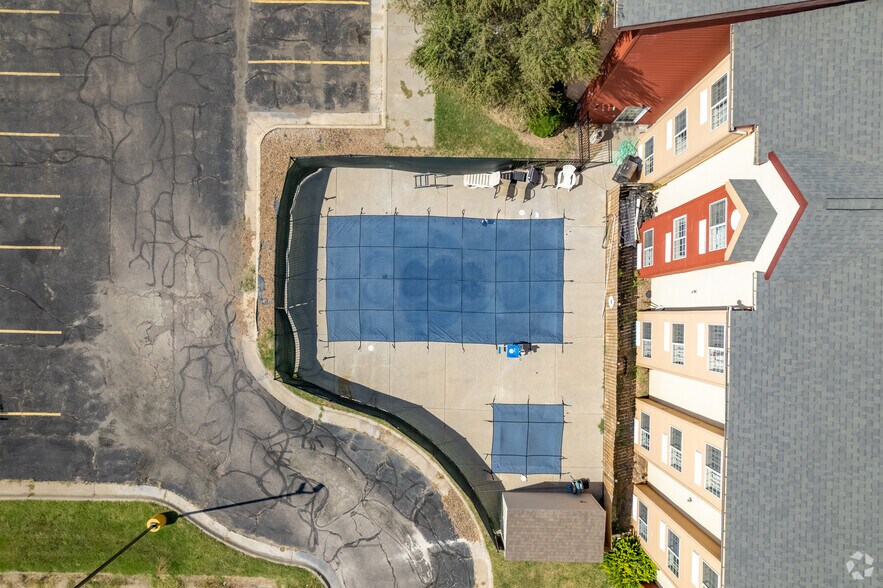 More Photos Of 1420 N Lorraine St, Hutchinson Hotel For Sale