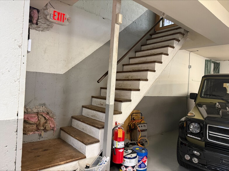 More Photos Of 271 Litchfield Rd, Harwinton Manufacturing For Sale
