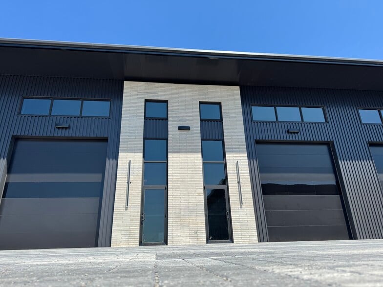 More Photos Of 2105 S 31st St, Rogers Showroom For Sale