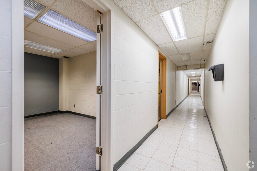 More Photos Of 2325 Rue Dandurand, Montréal Warehouse For Lease