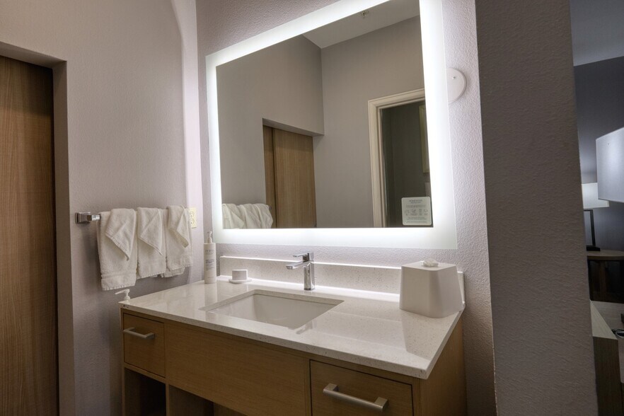 More Photos Of 14450 Park Row Dr, Houston Hotel For Sale