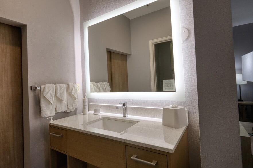 More Photos Of 14450 Park Row, Houston Hotel For Sale