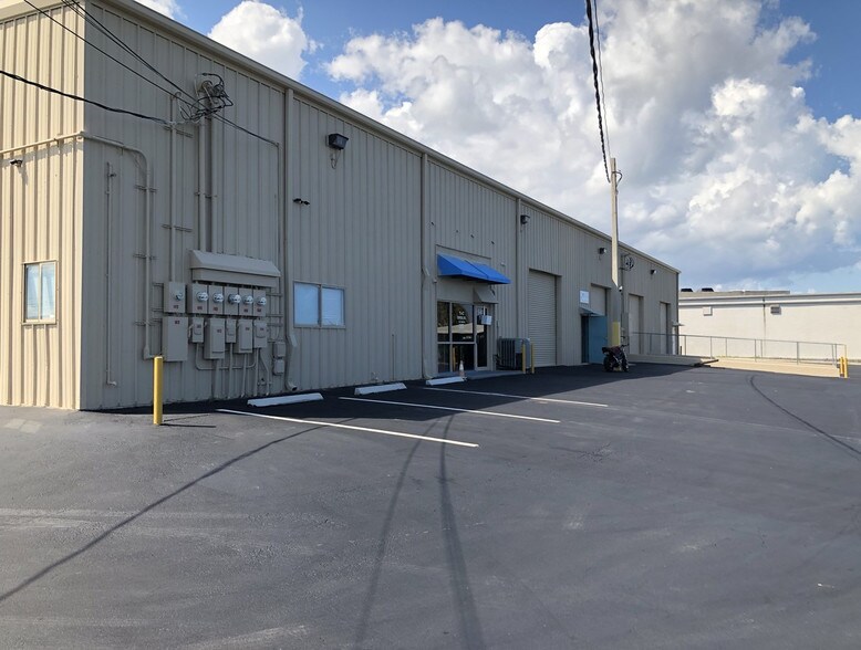 More Photos Of 1401 Old Dixie Hwy, West Palm Beach Showroom For Sale