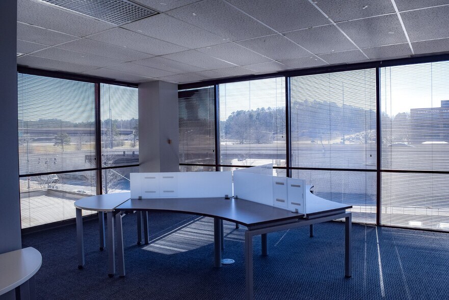 More Photos Of 10800 Financial Centre Pkwy, Little Rock Office For Lease