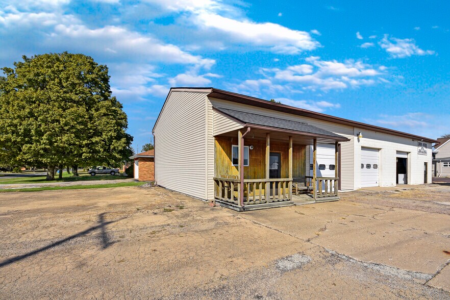 More Photos Of 100 W Falcon Hwy, Flanagan Flex For Sale