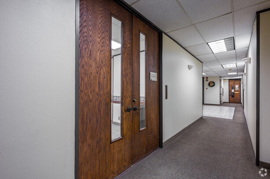 More Photos Of 1140 Empire Central Dr, Dallas Office For Sale