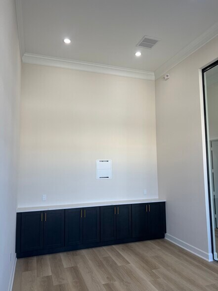 More Photos Of 1325 Main St, Katy Medical For Lease