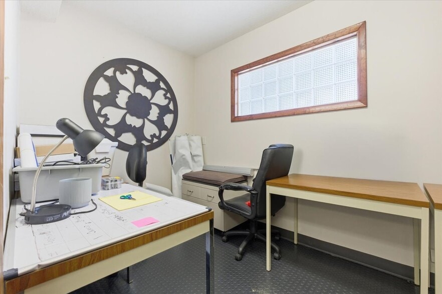 More Photos Of 1824 2nd Ave, Council Bluffs Office For Lease