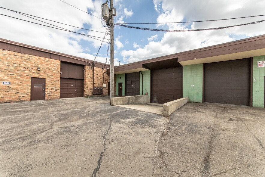 More Photos Of 110 S River Rd, Des Plaines Warehouse For Lease