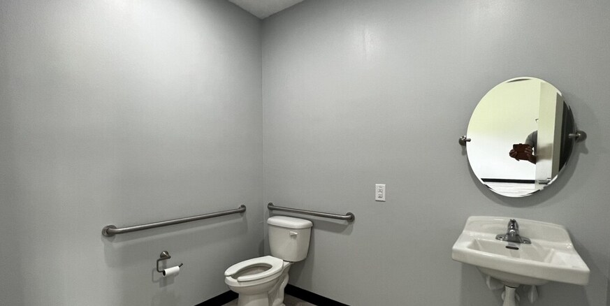More Photos Of 745 Tillman Pl, Plant City Showroom For Lease