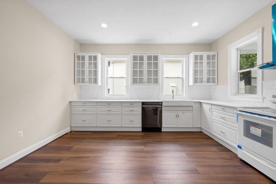 More Photos Of 8519 Chestnut Ave, Bowie Storefront For Sale