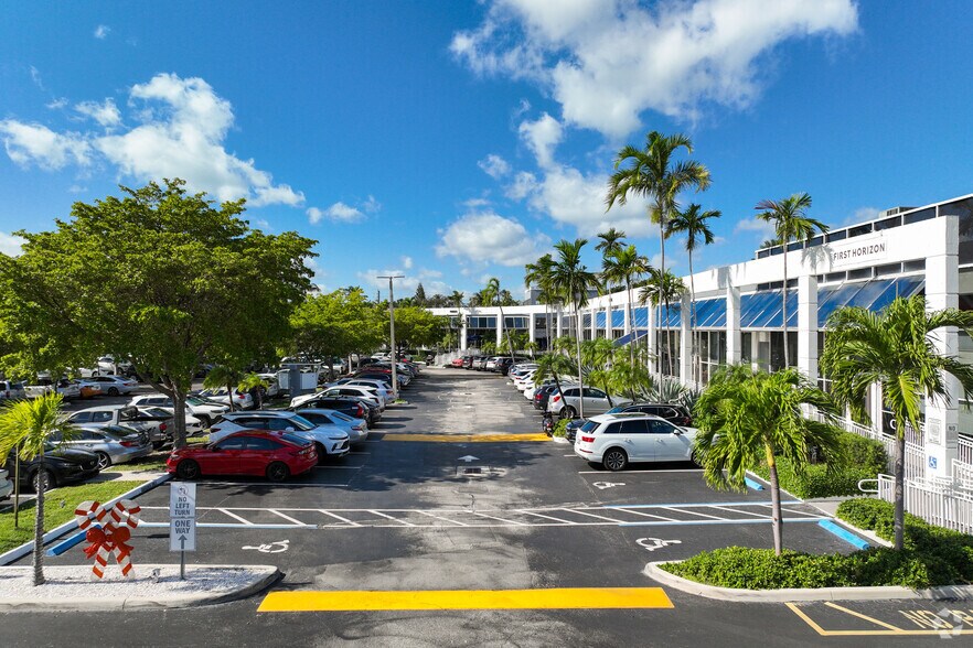 More Photos Of 260 Crandon Blvd, Key Biscayne Bank For Lease