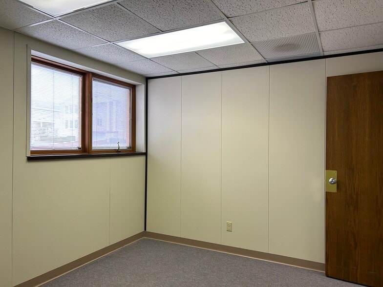 More Photos Of 421-425 S Military Ave, Green Bay Office For Lease