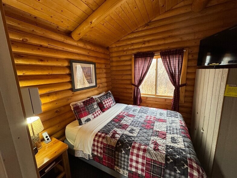 More Photos Of 540 N Main St, Melrose Hotel For Sale