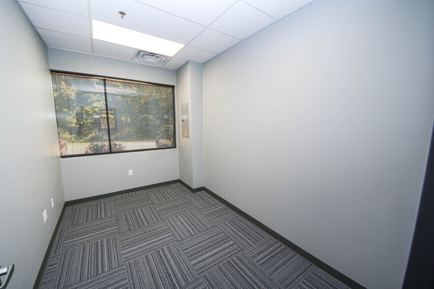 More Photos Of 825 Northgate Blvd, New Albany Office For Lease