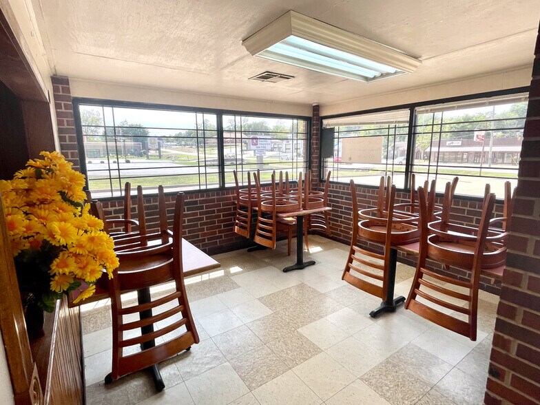 More Photos Of 924 N Main St, Mountain Grove Restaurant For Sale